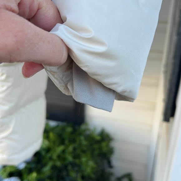 Cream colored Columbia puffer with fur hood also has removable hood - Picture 3 of 10